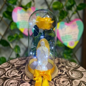 Rosa Amarilla Preservada con Figura en Domo Iluminado